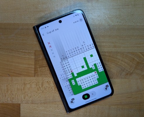 Pixelogic running on a closed foldable device